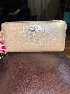 Michael Kors Zip Around Wallet